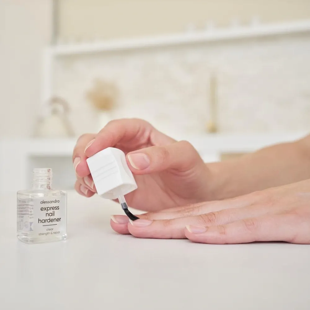 Alessandro Express Nail Hardener, lak za poškodovane nohte - Clear (10 ml)