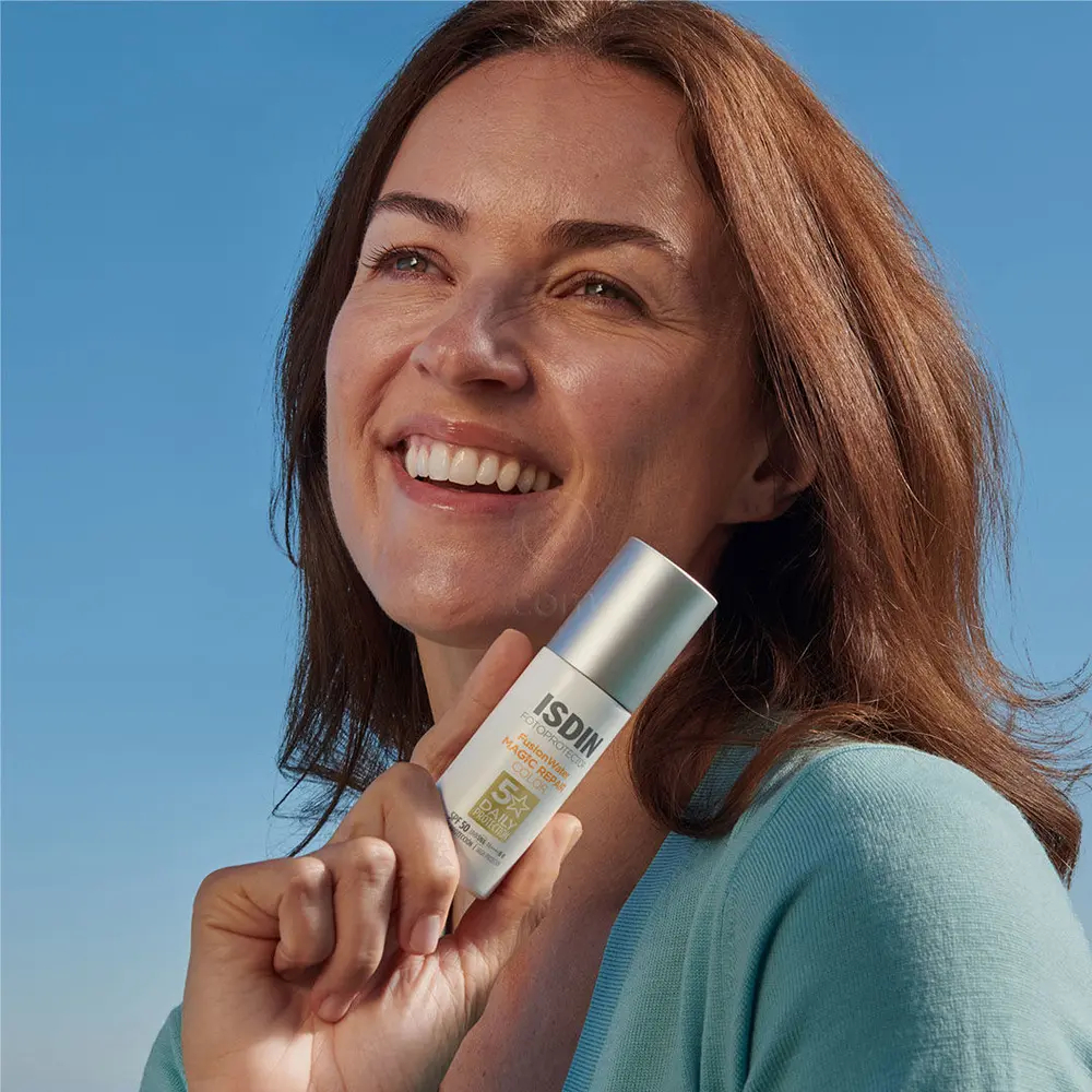 ISDIN Fotoprotector Fusion Water Magic Repair, izjemno lahka obarvana krema - ZF50 (50 ml)