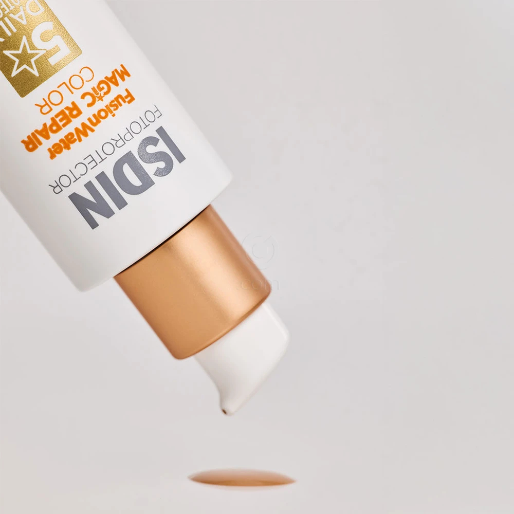 ISDIN Fotoprotector Fusion Water Magic Repair, izjemno lahka obarvana krema - ZF50 (50 ml)