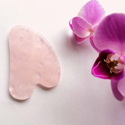 Gua Sha (rose quartz), kamen iz žada za masažo obraza (1 kos)