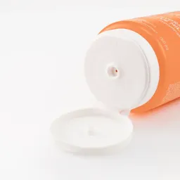 Vichy Capital Soleil, nevidno vlažilno mleko za obraz in telo - ZF50+ (150 ml)