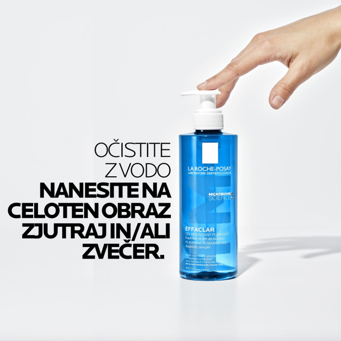 Nanašanje Effaclar penečega čistilnega gela na obraz, zjutraj in/ali zvečer